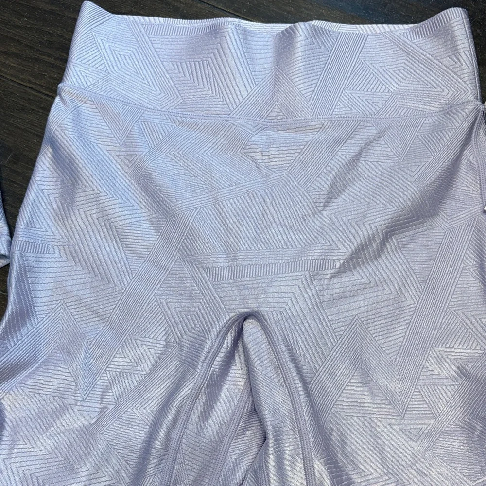 Bandier NWT Size Small Set in Lilac Geo Seamless Sports Bra and Leggings - Picture 9 of 10